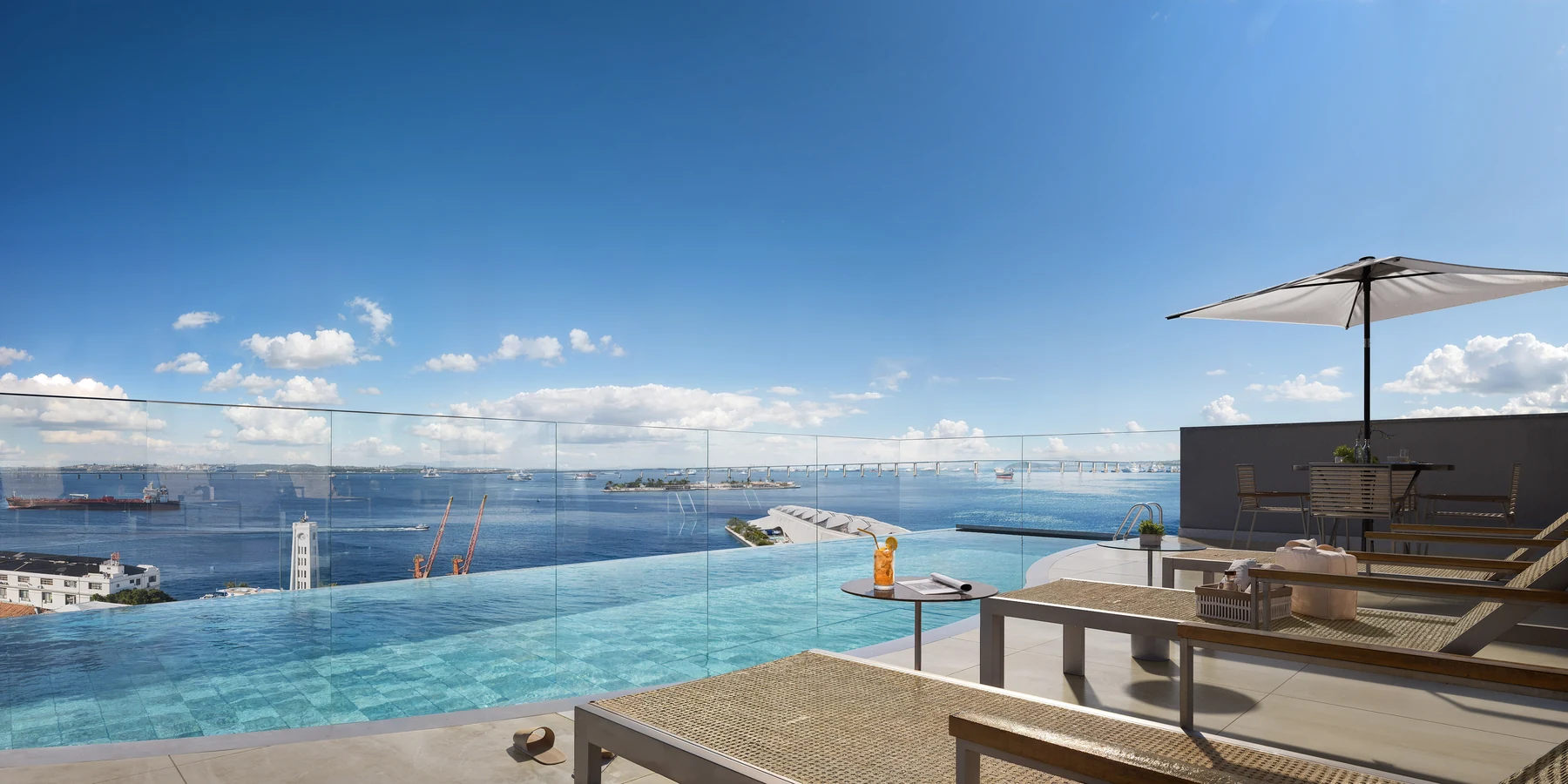 Piscina no rooftop do Agora Studios Boutique