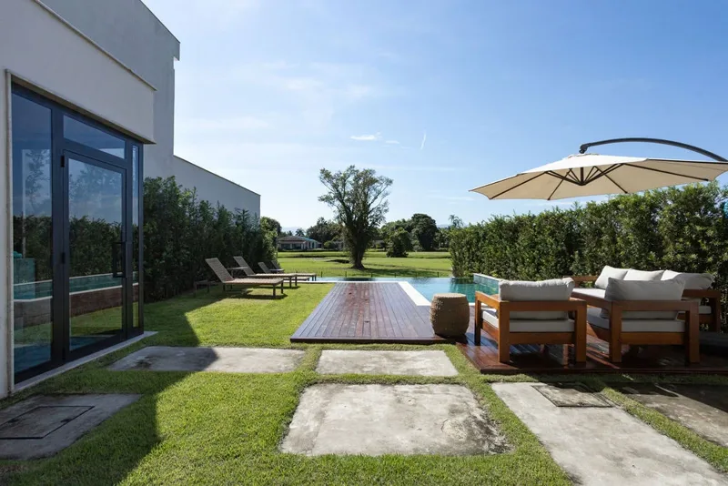 Jardim e área externa da casa