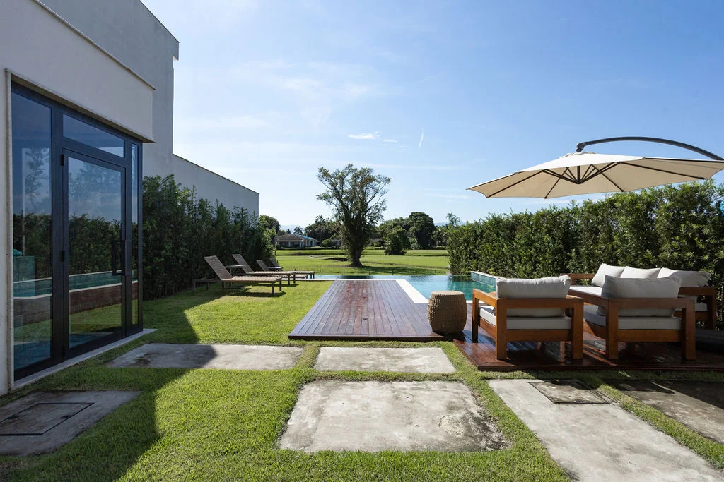 Jardim e área externa da casa