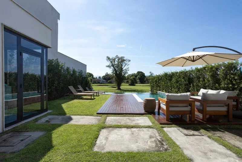 Jardim e área externa da casa