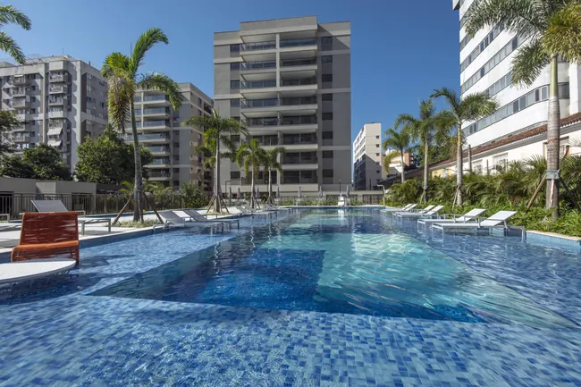 Piscina e edifícios — Atmosfera Condominium Park · Condomínio pronto