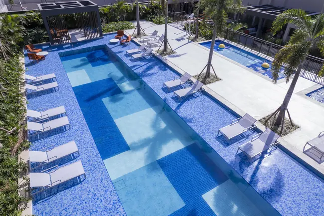 Vista aérea da piscina — Atmosfera Condominium Park · Condomínio pronto