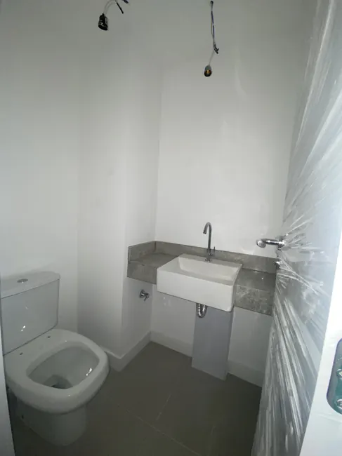 Banheiro — apartamento sem decoração — Atmosfera Condominium Park · Apartamento sem decoração