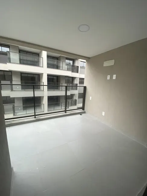 Sala e varanda — apartamento sem decoração — Atmosfera Condominium Park · Apartamento sem decoração