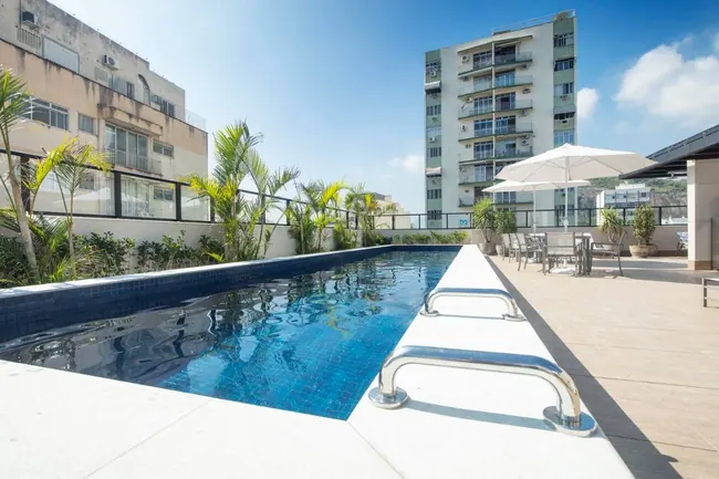 Piscina e solarium — Aura Tijuca · Condomínio pronto