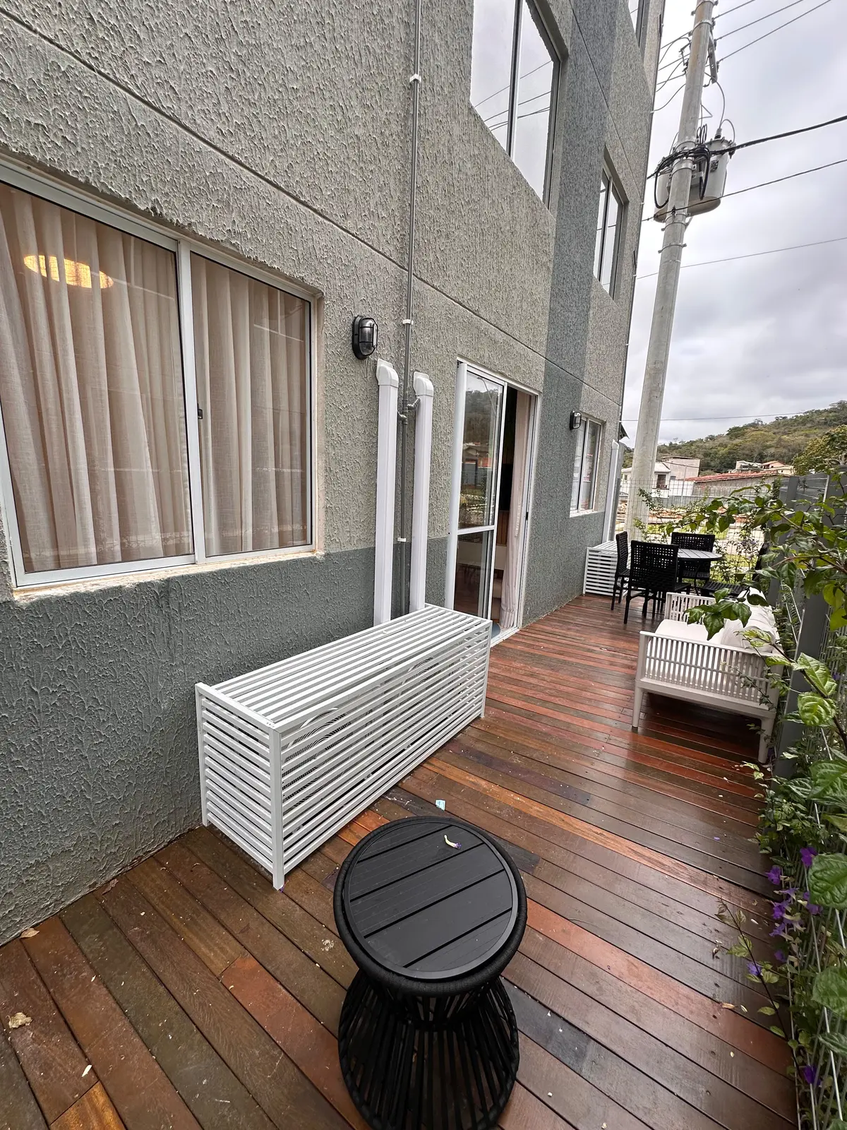 Área externa de apartamento garden decorado