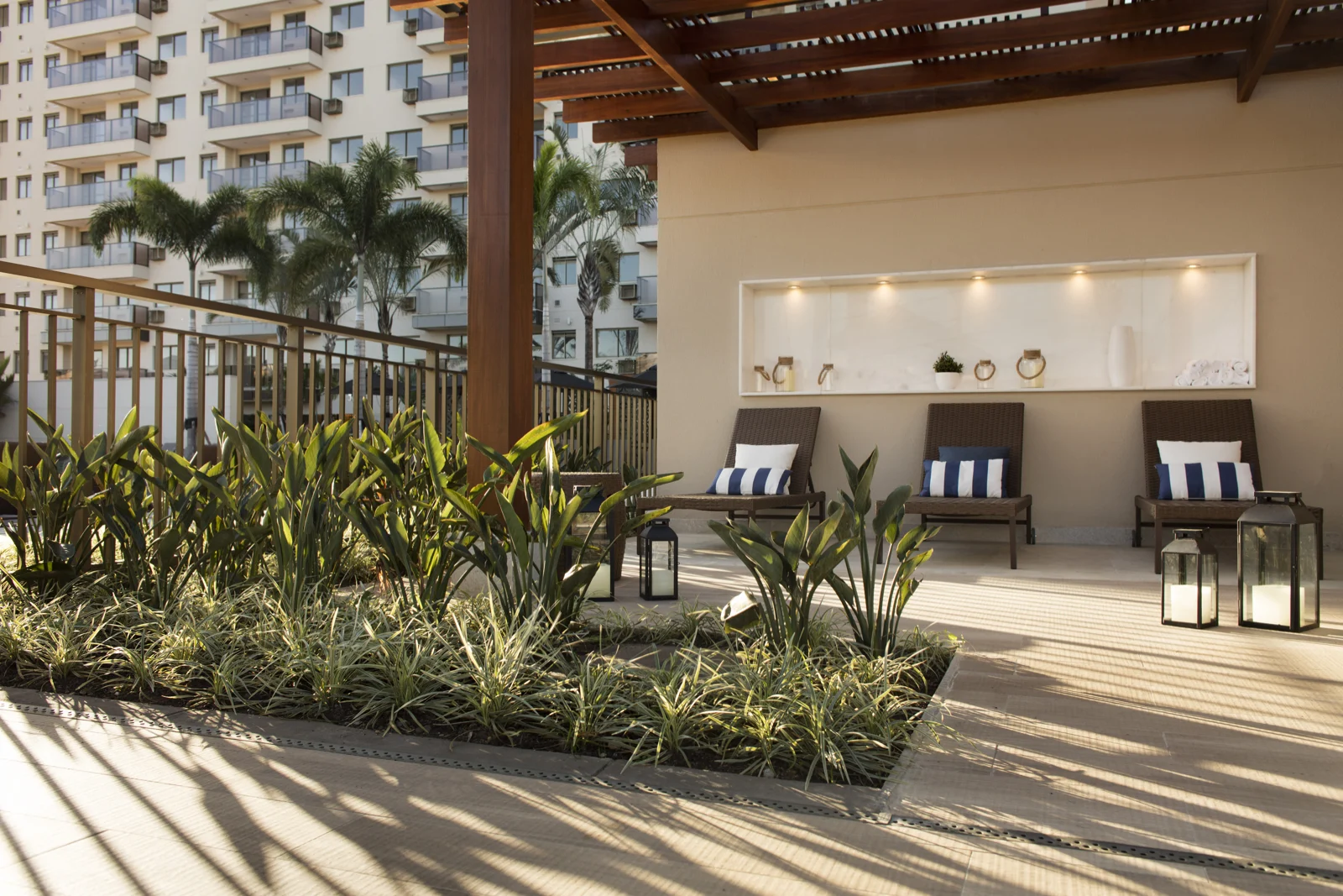 Ambiente gourmet e jardins do Like Residencial Club