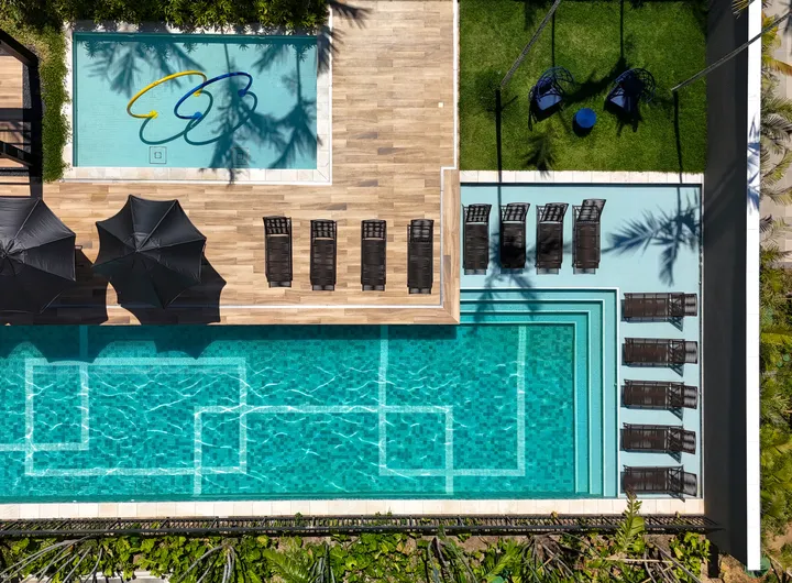 Living Parque Orquídea — Vista Aérea das Piscinas e Deck Molhado