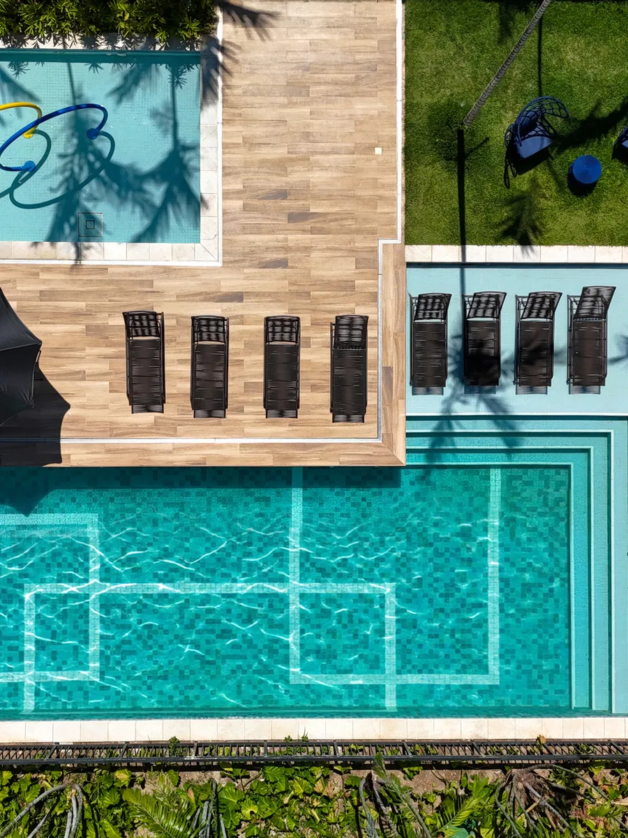 Living Parque Orquídea — Vista Aérea das Piscinas e Deck Molhado