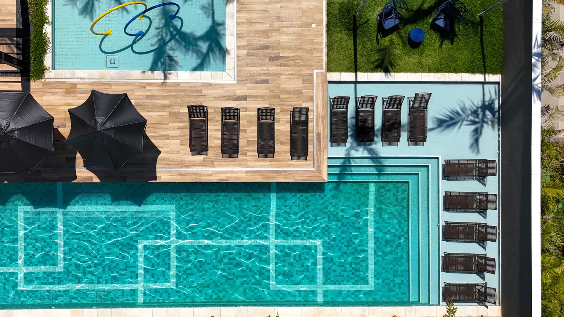 Living Parque Orquídea — Vista Aérea das Piscinas e Deck Molhado