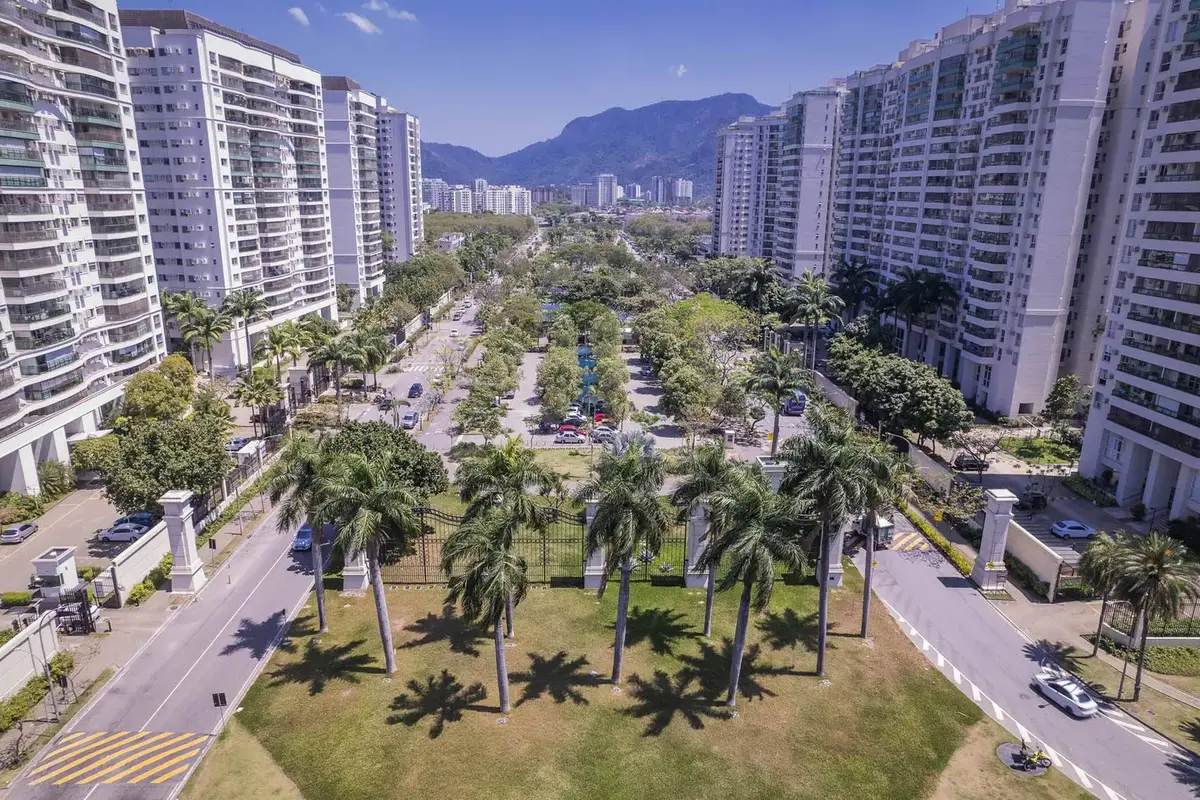 Vista aérea dos jardins e piscinas do Cidade Jardim