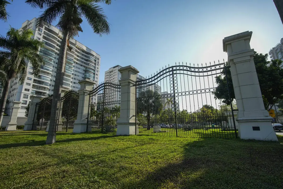 Entrada arborizada e portaria do Cidade Jardim