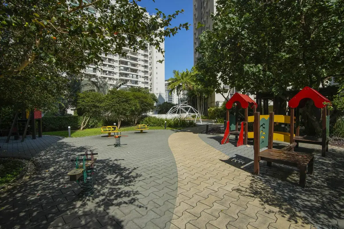 Playground infantil em área arborizada