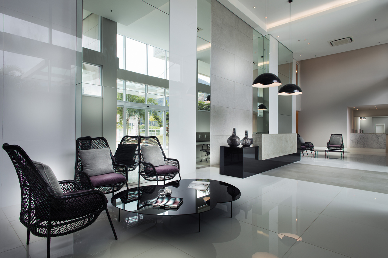 Lobby contemporâneo do Millenio com pé-direito alto e mobiliário sofisticado