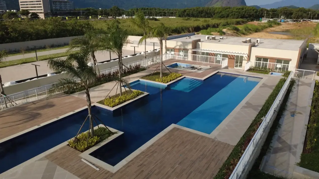 Vista aérea real da piscina e do clube do Palms