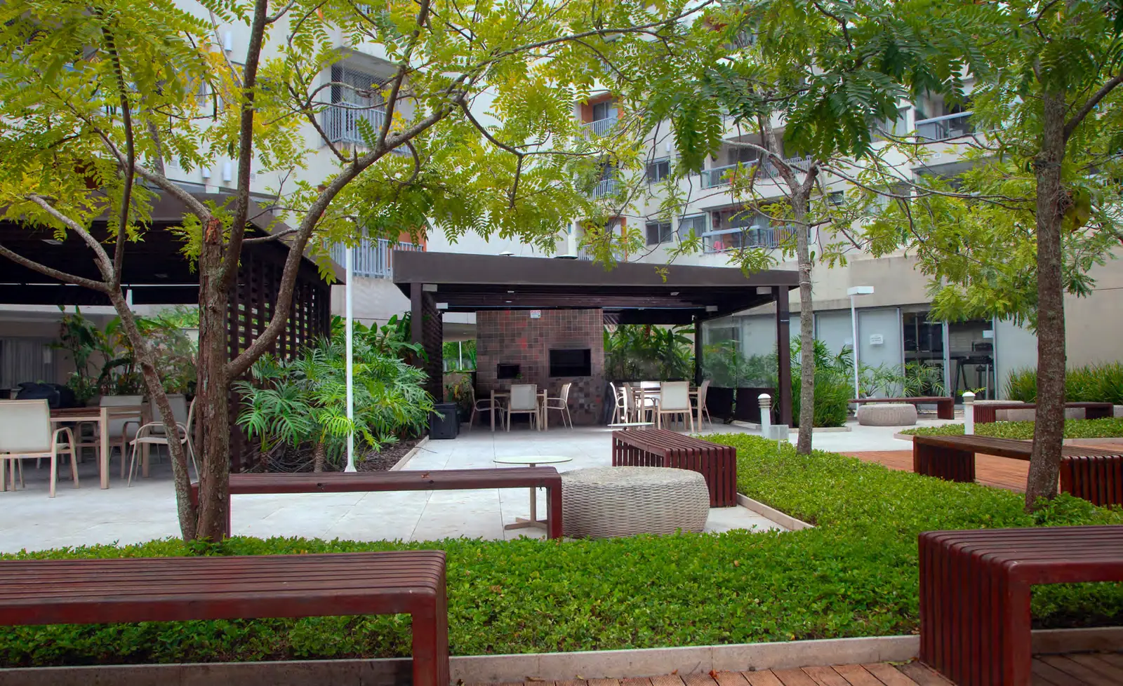 Imagem real da área de churrasqueiras do RG Personal Residences