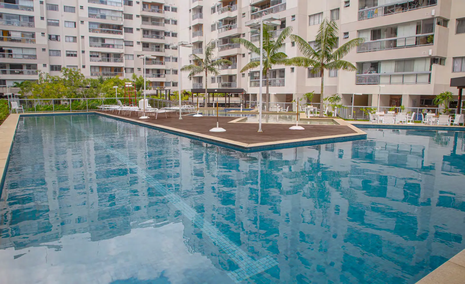 Imagem real das piscinas adulto e infantil do RG Personal Residences