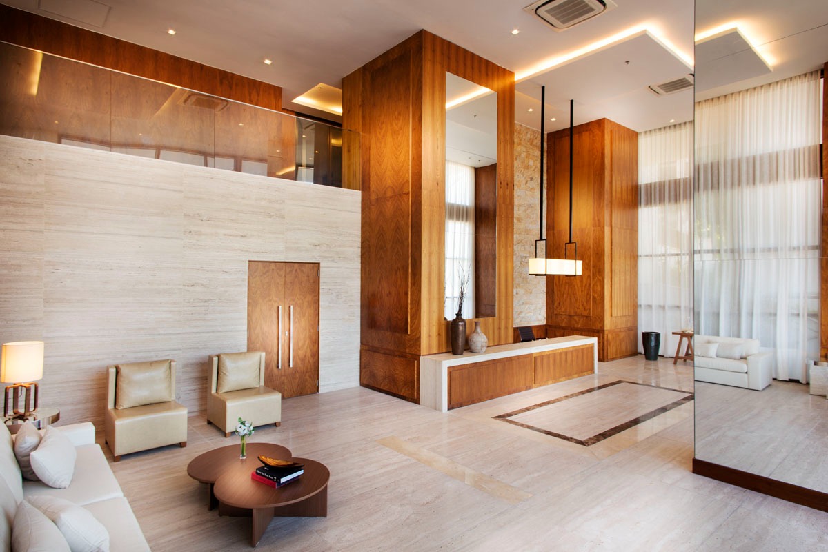 Lobby sofisticado do Saint Michel com interiores contemporâneos